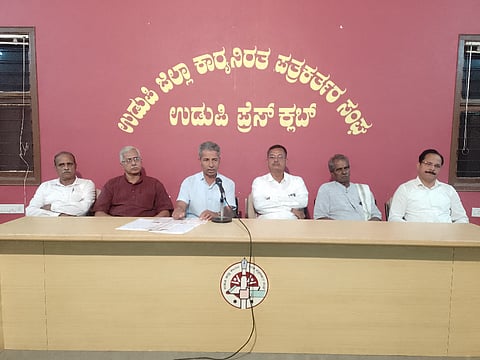 ಉಡುಪಿಯಲ್ಲಿ ನಡೆದ ಸುದ್ದಿಗೋಷ್ಠಿಯಲ್ಲಿ ಮುರಳಿ ಕಡೆಕಾರ್​ ಮಾತನಾಡಿದರು. ಎಂ. ಗಂಗಾಧರ ರಾವ್​, ಎಸ್​.ವಿ. ಭಟ್​, ವಿ.ಜಿ. ಶೆಟ್ಟಿ, ಪ್ರೊ. ಕೆ.ಸದಾಶಿವ ರಾವ್​, ನಾರಾಯಣ ಎಂ. ಹೆಗಡೆ ಉಪಸ್ಥಿತರಿದ್ದರು.