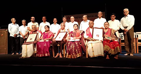 ಉಡುಪಿಯ ಐವೈಸಿ ಸಭಾಂಗಣದಲ್ಲಿ ತಾಳಮದ್ದಳೆಯ ಹಿರಿಯ ಮೂವರು ಕಲಾವಿದರಿಗೆ 'ಯಕ್ಷಗಾನ ಕಲಾರಂಗ ಪ್ರಶಸ್ತಿ' ಪ್ರದಾನ ಮಾಡಲಾಯಿತು. ಟಿ. ಶ್ಯಾಮ್​ ಭಟ್​, ಮೋಹನ್​ ಭಾಸ್ಕರ್​ ಹೆಗಡೆ, ಡಾ. ತಾಳ್ತಜೆ ವಸಂತಕುಮಾರ್​, ಕೃಷ್ಣಪ್ರಸಾದ್​ ಅಡ್ಯಂತಾಯ, ಎಂ. ಗಂಗಾಧರ್​ ರಾವ್​, ಮುರಳಿ ಕಡೆಕಾರ್​, ಪಳ್ಳಿ ಕಿಶನ್​ ಹೆಗ್ಡೆ ಇತರರಿದ್ದರು.