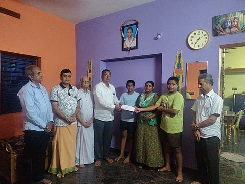 ಉಡುಪಿ ಯಕ್ಷಗಾನ ಕಲಾರಂಗದಿಂದ ಹೊನ್ನಾವರದ ಕಲಾವಿದ ಕಾಸರಕೋಡು ಶ್ರೀಧರ್​ ಭಟ್​ ಅವರ ಪತ್ನಿಗೆ ಎಂ.ಗಂಗಾಧರ್​ ರಾವ್​ ಅವರು ಸಾಂತ್ವನ ನಿಧಿ ಅರ್ಪಿಸಿದರು. ಮುರಳಿ ಕಡೆಕಾರ್​, ನಾರಾಯಣ ಎಂ. ಹೆಗಡೆ, ಯು.ಎಸ್​. ರಾಜಗೋಪಾಲ್​ ಆಚಾರ್ಯ, ನೀಲ್ಕೋಡು ಶಂಕರ್​ ಹೆಗಡೆ ಇದ್ದರು.