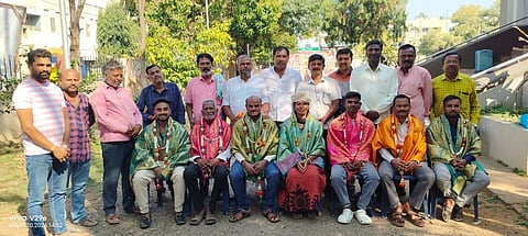 ಮಂಡ್ಯ ನಗರದ ಕಲಾಮಂದಿರದ ಆವರಣದಲ್ಲಿ ಕಲಾವಿದರನ್ನು ಅಭಿನಂದಿಸಿ ಬೀಳ್ಕೊಡಲಾಯಿತು. 