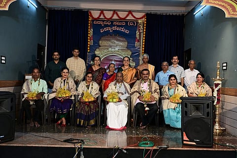 ಉಡುಪಿಯ ಶ್ರೀವಿದ್ಯಾ ಲಲಿತಕಲಾ ಸಂಗೀತ ಶಾಲೆಯ ಕಲೋತ್ಸವದಲ್ಲಿ ಸಂಗೀತ ಗುರುಗಳನ್ನು ಸನ್ಮಾನಿಸಲಾಯಿತು. ಉಮಾಶಂಕರಿ, ಬಾಲಚಂದ್ರ ಭಾಗವತ, ವೀಣಾ ಹತ್ವಾರ, ಮುರಳೀಧರ ಭಟ್ಟ, ಮಾಯಗುಂಡಿ ಮಾಧವ ಭಟ್ಟ, ಮಾಧವ ಉಪಾಧ್ಯ ಇದ್ದರು.
