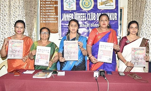  ತುಮಕೂರಿನಲ್ಲಿ ಆಯೋಜಿಸಿರುವ ಕಲ್ಪತರು ಉತ್ಸವದ ಕರಪತ್ರಗಳನ್ನು ರೇಖಾ, ಮಂಜುಳಾ, ಶೀಲಾಮಧು, ಸುಮಿತ್ರಾ, ಲತಾ ಬಿಡುಗಡೆಗೊಳಿಸಿದರು. 