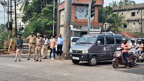 ಉಡುಪಿ ಕಲ್ಸಂಕ ವೃತ್ತದಲ್ಲಿ ಅಳವಡಿಸಿರುವ ಸಿಗ್ನಲ್​ ಲೈಟ್​ ವ್ಯವಸ್ಥೆಯನ್ನು ಎಸ್ಪಿ ಹರಿರಾಂ ಶಂಕರ್​ ಪರಿಶೀಲಿಸಿದರು. ಪೊಲೀಸ್​ ಅಧಿಕಾರಿಗಳಿದ್ದರು.