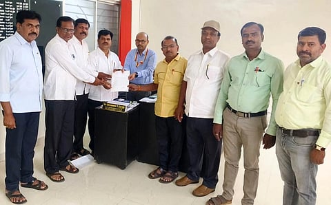 ರಜೆ ಅವಧಿಯಲ್ಲಿ ಸಮೀಕ್ಷಾ ಕಾರ್ಯ ಕೈಗೊಂಡ ಜಿಲ್ಲೆಯ ಪ್ರೌಢಶಾಲಾ ಸಹ ಶಿಕ್ಷಕರಿಗೆ ಗಳಿಕೆ ರಜೆ ಹಾಗೂ ಗೌರವ ಧನ ಮಂಜೂರು ಮಾಡಬೇಕು ಎಂದು ಒತ್ತಾಯಿಸಿ ಕಲ್ಯಾಣ ಕರ್ನಾಟಕ ಪ್ರೌಢಶಾಲಾ ಶಿಕ್ಷಕರ ಸಂಘದ ಜಿಲ್ಲಾ ಘಟಕದ ಪದಾಧಿಕಾರಿಗಳು ಬೀದರ್‍ನಲ್ಲಿ ಹೆಚ್ಚುವರಿ ಜಿಲ್ಲಾಧಿಕಾರಿಗೆ ಮನವಿ ಪತ್ರ ಸಲ್ಲಿಸಿದರು