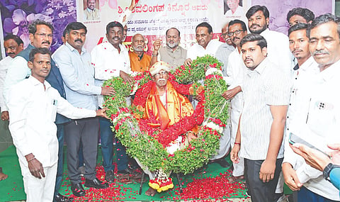 ಕಲಬುರಗಿ ಖಾಸಗಿ ಹೊಟೆಲ್‌ವೊಂದರಲ್ಲಿ ಭಾನುವಾರ ನಡೆದ ಅಭಿನಂದನಾ ಸಮಾರಂಭದಲ್ಲಿ ಶಿವಲಿಂಗಪ್ಪ ಕಿನ್ನೂರ್ ಅವರನ್ನು ಸತ್ಕರಿಸಿ, ಅಭಿನಂದಿಸಲಾಯಿತು. ತಿಪ್ಪಣ್ಣಪ್ಪ ಕಮಕನೂರ್, ಮಹಾದೇವ ಜಾನಕರ್, ಬಾಳಕೃಷ್ಣ ಅಕ್ಕಿಸಾಗರ, ಡಾ.ಮಲ್ಲಿಕಾರ್ಜುನ ಮುಕ್ಕಾ, ಸಿದ್ಧಪ್ಪ ಅಕ್ಕಿಸಾಗರ, ನೀಲಕಂಠ ಜಮಾದಾರ್, ದೇವಿಂದ್ರ ಚಿಗರಳ್ಳಿ ಇತರರಿದ್ದರು.