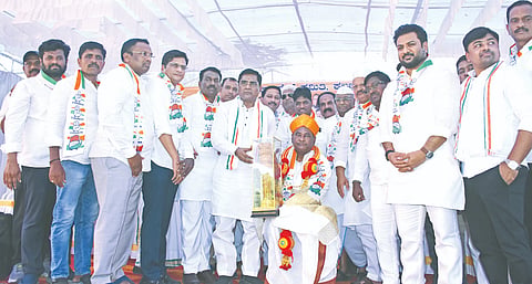 ಮೂರನೇ ಬಾರಿ ಎಂಎಲ್ಸಿಯಾಗಿ ಕಲಬುರಗಿಗೆ ಸೋಮವಾರ ಆಗಮಿಸಿದ ತಿಪ್ಪಣ್ಣಪ್ಪ ಕಮಕನೂರ ಅವರನ್ನು ಜಿಲ್ಲಾ ಕಾಂಗ್ರೆಸ್​ ಕಚೇರಿಯಲ್ಲಿ ಸತ್ಕರಿಸಲಾಯಿತು. ಜಗದೇವ ಗುತ್ತೇದಾರ್​, ಡಾ.ಕಿರಣ್​ ದೇಶಮುಖ, ಪ್ರವಿಣ ಪಾಟೀಲ್​ ಹರವಾಳ, ರಾಜಗೋಪಾಲ ರೆಡ್ಡಿ, ರಮೇಶ ಮರಗೋಳ್​, ಸುನಿಲ್​ ದೊಡ್ಡಮನಿ, ಫಾರುಕ್​ ಮನಿಯಾರ್​, ಈರಣ್ಣ ಝಳಕಿ, ಶಕೀಲ್​ ಸರಡಗಿ, ಬೈಲಪ್ಪ ನೆಲೋಗಿ, ಮಹಾಂತೇಶ ಕೌಲಗಿ, ರಾಜೇಶ ಗುತ್ತೇದಾರ್​, ಸೋಮಶೇಖರ ಹಿರೇಮಠ ಇದ್ದರು.