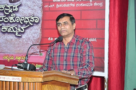 ಮಂಡ್ಯದಲ್ಲಿ ಆಯೋಜಿಸಿದ್ದ ಸಂಶೋಧನಾ ಕಮ್ಮಟದಲ್ಲಿ ಕನ್ನಡ ಅಭಿವೃದ್ಧಿ ಪ್ರಾಧಿಕಾರದ ಕಾರ್ಯದರ್ಶಿ ಸಂತೋಷ್ ಹಾನಗಲ್ ಮಾತನಾಡಿದರು. 
