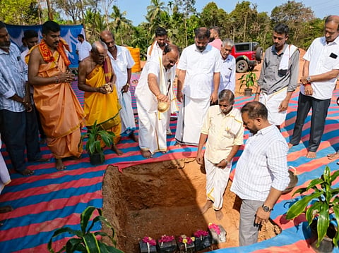 ಉಡುಪಿಯ 80 ಬಡಗುಬೆಟ್ಟು ಗ್ರಾಮದಲ್ಲಿ ನಿಷೇಧಾಜ್ಞೆ ನಡುವೆಯೇ 'ಉಡುಪಿ ಕಂಬಳ' ಕೆರೆ ನಿರ್ಮಾಣಕ್ಕೆ ಗುರ್ಮೆ ಸುರೇಶ್​ ಶೆಟ್ಟಿ ಶಂಕುಸ್ಥಾಪನೆ ನೆರವೇರಿಸಿದರು. ಗುರುರಾಜ್​ ಗಂಟಿಹೊಳೆ ಹಾಗೂ ಕೋಟಿ ಚೆನ್ನಯ ಜೋಡುಕೆರೆ ಕಂಬಳ ಸಮಿತಿ ಪದಾಧಿಕಾರಿಗಳಿದ್ದರು.