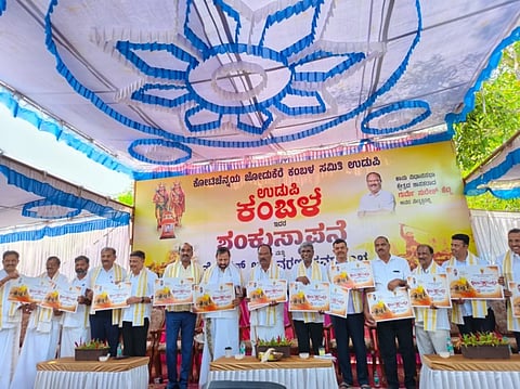 ಉಡುಪಿಯ 80 ಬಡಗುಬೆಟ್ಟು ಗ್ರಾಮದಲ್ಲಿ ಕೋಟ ಶ್ರೀನಿವಾಸ ಪೂಜಾರಿ 'ಉಡುಪಿ ಕಂಬಳ'ದ ಪೋಸ್ಟರ್​ ಬಿಡುಗಡೆ ಮಾಡಿದರು. ಗುರ್ಮೆ ಸುರೇಶ್​ ಶೆಟ್ಟಿ, ಯಶ್​ಪಾಲ್​ ಸುವರ್ಣ, ಸುನೀಲಕುಮಾರ್​, ಹರೀಶ್​ ಪೂಂಜಾ, ಗುರುರಾಜ ಗಂಟಿಹೊಳೆ, ಡಾ.ದೇವಿಪ್ರಸಾದ್​ ಶೆಟ್ಟಿ ಇತರರಿದ್ದರು.