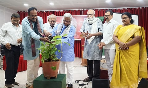   ಮಂಡ್ಯದಲ್ಲಿ ಆಯೋಜಿಸಿದ್ದ ಸಂಶೋಧನಾ ಕಮ್ಮಟ ಕಾರ್ಯಕ್ರಮವನ್ನು ಕನ್ನಡ ಅಭಿವೃದ್ಧಿ ಪ್ರಾಧಿಕಾರದ ಅಧ್ಯಕ್ಷ ಪುರುಷೋತ್ತಮ ಬಿಳಿಮಲೆ ಗಿಡಕ್ಕೆ ನೀರೆರೆಯುವ ಮೂಲಕ ಉದ್ಘಾಟಿಸಿದರು.