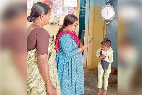 ಕಂಪ್ಲಿ ಗಾಂಧಿನಗರ ಅಂಗನವಾಡಿ ಕೇಂದ್ರದಲ್ಲಿ ಮಗುವಿನ ತೂಕ ಪರೀಕ್ಷಿಸುತ್ತಿರುವ ಶಿಶು ಅಭಿವೃದ್ಧಿ ಯೋಜನೆ ಮೇಲ್ವಿಚಾರಕಿ ಲತೀಫಾ ಬೇಗಂ. 