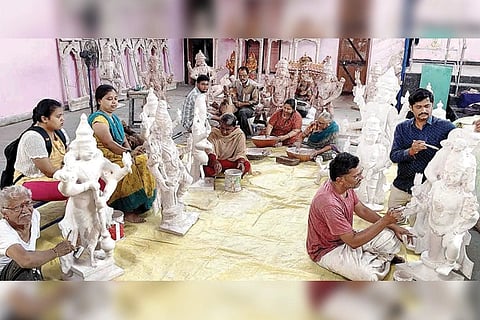 ಕಂಪ್ಲಿಯ ಪೇಟೆ ಬಸವೇಶ್ವರ ರಥದ ಗೊಂಬೆಗಳ ದುರಸ್ತಿ ಕಾರ್ಯದಲ್ಲಿ ನಿರತರಾಗಿರುವ ಚಿತ್ರಗಾರ ಪರಶುರಾಮಪ್ಪ ಕುಟುಂಬದ ಸುಮಿತ್ರಮ್ಮ ಚಿತ್ರಗಾರ, ರಾಮಕೃಷ್ಣ, ಲಕ್ಷ್ಮೀ, ಸಂಗೀತಾ, ಸ್ವಪ್ನಾ, ಶ್ರುತಿ ಇತರರು.