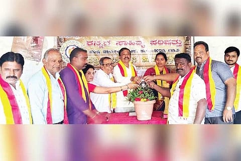 ಕಂಪ್ಲಿ ಕಲ್ಮಠ ಶ್ರೀ ಪ್ರಭುಸ್ವಾಮಿಗಳ ಅನುದಾನಿತ ಪ್ರೌಢಶಾಲೆ ಆವರಣದಲ್ಲಿ ಕಸಾಪ ತಾಲೂಕು ಘಟಕದಿಂದ ಹಮ್ಮಿಕೊಂಡಿದ್ದ ದತ್ತಿ ಕಾರ್ಯಕ್ರಮವನ್ನು ದತ್ತಿ ದಾನಿ ಮಹಾಂತಿನಮಠದ ಸುಮಂಗಳಮ್ಮ ಉದ್ಘಾಟಿಸಿದರು. ಕಸಾಪ ತಾಲೂಕು ಅಧ್ಯಕ್ಷ ಷಣ್ಮುಖಪ್ಪ ಚಿತ್ರಗಾರ, ಶ್ರೀ ಗುರುಸಿದ್ದೇಶ್ವರ ವಿದ್ಯಾವರ್ಧಕ ಸಂಘದ ನಿರ್ದೇಶಕ ರಾಘವೇಂದ್ರ, ದತ್ತಿದಾನಿ ಕಲ್ಗುಡಿ ವಿಜಯಕುಮಾರ್, ಶಿಕ್ಷಕಿ ರಾಜೇಶ್ವರಿ ಇತರರಿದ್ದರು.