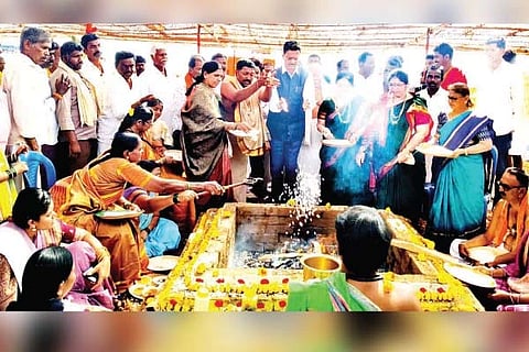 ದೇವಸಮುದ್ರ ಕ್ರಾಸ್‌ನಲ್ಲಿರುವ ಗೋ ಶಾಲೆ ಉದ್ಘಾಟನೆ ಇಷ್ಟಾರ್ಥಸಿದ್ಧಿ ಯಾಗದಲ್ಲಿ ಸಂಸದ ಈ.ತುಕರಾಮ್ ಪಾಲ್ಗೊಂಡಿದ್ದರು. ಪ್ರಮುಖರಾದ ಕೆ.ಎಂ.ಬಸವರಾಜಶಾಸ್ತ್ರಿ, ಪಿ.ಮೂಕಯ್ಯಸ್ವಾಮಿ, ಎಂ.ಸುಧೀರ್, ಹೊನ್ನಳ್ಳಿ ಗಂಗಾಧರ ಇತರರಿದ್ದರು.