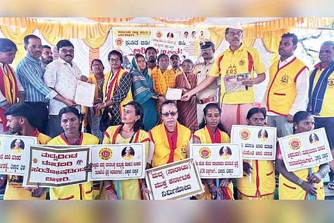 ಕಂಪ್ಲಿ ಸಮೀಪದ ಇಟಗಿಯಲ್ಲಿ ಕೆಆರ್‌ಎಸ್ ಹಮ್ಮಿಕೊಂಡಿದ್ದ ಅರಿವಿನ ಕ್ರಾಂತಿ ಕಾರ್ಯಕ್ರಮದಲ್ಲಿ ವಿವಿಧ ಇಲಾಖೆ ಅಧಿಕಾರಿಗಳಿಗೆ ಮನವಿ ಸಲ್ಲಿಸಲಾಯಿತು. ಕೆಆರ್‌ಎಸ್ ಗೌರವಾಧ್ಯಕ್ಷ ರವಿಕೃಷ್ಣಾರೆಡ್ಡಿ, ಮಹಿಳಾ ಘಟಕದ ಅಧ್ಯಕ್ಷೆ ಆಶಾ ವೀರೇಶ, ಜಿಲ್ಲಾ ಉಸ್ತುವಾರಿ ರಘು ಜಾಣಗೆರೆ, ಜಿಲ್ಲಾಧ್ಯಕ್ಷ ವಿ.ಯುಗಂಧರ, ಪ್ರಧಾನ ಕಾರ್ಯದರ್ಶಿ ಪ್ರಕಾಶರೆಡ್ಡಿ, ಎಸ್ಸಿ-ಎಸ್ಟಿ ಘಟಕದ ರಾಜ್ಯಾಧ್ಯಕ್ಷ ಪ.ಯ.ಗಣೇಶ, ತಾಲೂಕು ಅಧ್ಯಕ್ಷ ಎಂ.ಟಿ.ಶಂಕರ್, ಗೌರವ ಅಧ್ಯಕ್ಷ ಎಚ್.ರೆಹಮಾನ್‌ಸಾಬ್ ಇತರರಿದ್ದರು.