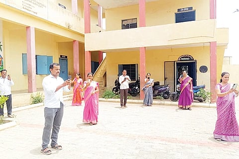 ಕಂಪ್ಲಿ ತಾಲೂಕಿನ ದೇವಲಾಪುರ ಶಾಲೆಯಲ್ಲಿ ಶಿಕ್ಷಕರು ಕರ್ತವ್ಯ ಆ್ಯಪ್ ಮೂಲಕ ಹಾಜರಾತಿ ಹಾಕುತ್ತಿರುವುದು. 