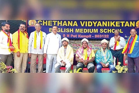 ಕಂಪ್ಲಿಯಲ್ಲಿ ತಾಲೂಕು ಕನ್ನಡ ಸಾಹಿತ್ಯ ಪರಿಷತ್ತಿನಿಂದ ಆಯೋಜಿಸಿದ್ದ ದತ್ತಿ ಕಾರ್ಯಕ್ರಮದಲ್ಲಿ ಸಾಧಕರಾದ ಡಾ.ಎ.ಸಿ.ದಾನಪ್ಪ, ಅಂಬಿಗರ ಮಂಜುನಾಥ, ಸೋಮನಾಥ ಭೂಪಾಳರನ್ನು ಗೌರವಿಸಲಾಯಿತು. ಕಸಾಪ ತಾಲೂಕು ಅಧ್ಯಕ್ಷ ಷಣ್ಮುಖ ಚಿತ್ರಗಾರ, ಪ್ರಮುಖರಾದ ಸುನೀಲ್ ಮಾಲಿಪಾಟೀಲ್, ಜಿ.ಶ್ರೀನಿವಾಸ್, ವಿ.ರಾಮಲಿಂಗಯ್ಯ, ಎಸ್.ಡಿ.ಬಸವರಾಜ ಇತರರಿದ್ದರು.