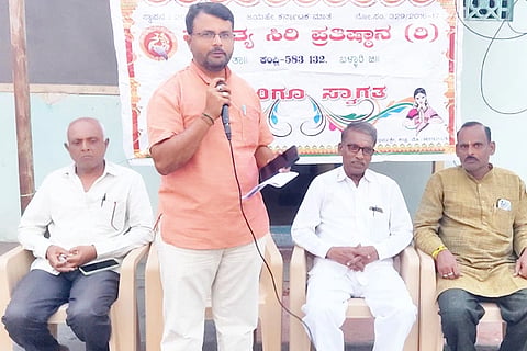 ಕಂಪ್ಲಿಯಲ್ಲಿ ಸಾಹಿತ್ಯ ಸಿರಿ ಪ್ರತಿಷ್ಠಾನದಿಂದ ಆಯೋಜಿಸಿದ್ದ ಕುವೆಂಪು ಸಂಸ್ಮರಣೋತ್ಸವದಲ್ಲಿ ಷಾ.ಮಿಯಾಚಂದ್ ಸರ್ಕಾರಿ ಪಿಯು ಕಾಲೇಜಿನ ಉಪನ್ಯಾಸಕ ಜೀರು ಮಲ್ಲಿಕಾರ್ಜುನ ಮಾತನಾಡಿದರು.