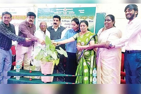 ಕಂಪ್ಲಿಯ ಸರ್ಕಾರಿ ಪ್ರಥಮ ದರ್ಜೆ ಕಾಲೇಜಿನಲ್ಲಿ ನಡೆದ ಲೀಕ್ ಔಟ್ ಪ್ರಯೋಗಕ್ಕೆ ಕನ್ನಡ ಹಿತರಕ್ಷಕ ಸಂಘದ ಗೌರವಾಧ್ಯಕ್ಷ ಕ.ಮ.ಹೇಮಯ್ಯಸ್ವಾಮಿ ಚಾಲನೆ ನೀಡಿದರು. ನಟಿ ಅಕ್ಷತಾ ಪಾಂಡವಪುರ, ಪ್ರಮುಖರಾದ ಡಾ.ಮಹೇಶ್, ಡಾ.ಅನ್ನಪೂರ್ಣ ಗುಡದೂರ, ರಾಜ್ಮಾ ಟಿ.ಎಂ.ಆರ್., ಎಂ.ಪಿ.ಬಾಲಾಜಿ ಇತರರಿದ್ದರು.