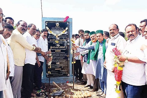 ಕಂಪ್ಲಿ ಸಮೀಪದ ಅರಳಿಹಳ್ಳಿ ತಾಂಡದಲ್ಲಿ ಅಲ್ಪಸಂಖ್ಯಾತರ ಮುರಾರ್ಜಿ ದೇಸಾಯಿ ವಸತಿ ಶಾಲೆ ಕಟ್ಟಡ ನಿರ್ಮಾಣಕ್ಕೆ ಶಾಸಕ ಜೆ.ಎನ್.ಗಣೇಶ್ ಚಾಲನೆ ನೀಡಿದರು.