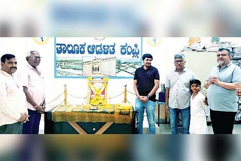 ಕಂಪ್ಲಿಯ ತಹಸಿಲ್ ಕಚೇರಿ ಸಭಾಂಗಣದಲ್ಲಿ ಭಗವಾನ್ ಮಹಾವೀರ ಜಯಂತಿ ಆಚರಿಸಲಾಯಿತು. ತಹಸೀಲ್ದಾರ್ ಜೂಗಲ ಮಂಜು ನಾಯಕ. ಪ್ರಮುಖರಾದ ಶಾಂತಿಲಾಲ್ ಬಾಲಾರ್, ಫತೇಕುಮಾರ್ ಭಾಫ್ಣ, ರಾಕೇಶ್ ಬಾಗ್ರೇಚಾ, ಮಾಲತೇಶ ದೇಶಪಾಂಡೆ ಇತರರಿದ್ದರು.