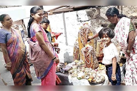 ಕಂಪ್ಲಿಯಲ್ಲಿ ನಾಗಪ್ರತಿಮೆಗಳಿಗೆ ಸದ್ಭಕ್ತರು ನಾಗರ ಚವತಿ ನಿಮಿತ್ತ ಸಡಗರ ಸಂಭ್ರಮಗಳಿಂದ ಹಾಲೆರೆದರು.