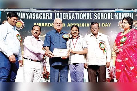 9ನೇ ತರಗತಿಯಲ್ಲಿ ಹೆಚ್ಚು ಅಂಕಗಳಿಸಿದ ವಿದ್ಯಾರ್ಥಿನಿ ಅರ್ಚನಾ ಪಕ್ಕೀರಪ್ಪಗೆ ಕಂಪ್ಲಿಯ ಶ್ರೀವಿದ್ಯಾಸಾಗರ ಇಂಟರ್‌ನ್ಯಾಷನಲ್ ಸ್ಕೂಲ್‌ನ 23ನೇ ವರ್ಷದ ವಾರ್ಷಿಕೋತ್ಸವದಲ್ಲಿ ನವಭಾರತ ವಿದ್ಯಾವರ್ಧಕ ಸಂಘದ ಕಾರ್ಯದರ್ಶಿ ಪಿ.ನಾಗೇಶ್ವರರಾವ್ ಪ್ರಮಾಣ ಪತ್ರ ವಿತರಿಸಿದರು. ಪ್ರಮುಖರಾದ ಕೆ.ಶ್ರೀನಿವಾಸ ಪ್ರಸಾದ್, ಸಾಯಿ ಕಿಶೋರ್ ಪಾಲೇಟಿ, ರೋಹಿಣಿ ಪೋಟ್ನೂರಿ, ಟಿ.ಕೊಟ್ರೇಶ್ ಇದ್ದರು.