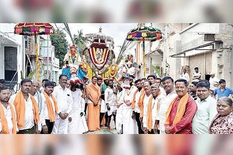 ಕಂಪ್ಲಿಯಲ್ಲಿ ತಳವಾರ ಓಣಿಯ ಶ್ರೀ ಮಹಾದೇವಿ, ಯಲ್ಲಮ್ಮ, ಮಾರೆಮ್ಮ, ಹುಲಿಗೆಮ್ಮದೇವಿಯರ ಗಂಗೆಸ್ಥಳ ಮೆರವಣಿಗೆ ಜರುಗಿತು. ಪ್ರಮುಖರಾದ ಅಯ್ಯೋದಿ ವೆಂಕಟೇಶ, ಎಲಿಗಾರ ನಾಗರಾಜ, ಟಿ.ಗಂಗಣ್ಣ, ಜೆ.ಪ್ರಕಾಶ್, ಬಿ.ಸಿದ್ದಪ್ಪ ಇತರರಿದ್ದರು.
