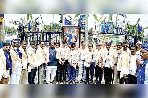 ಕಂಪ್ಲಿಯಲ್ಲಿ ನಡೆದ ಅಂಬೇಡ್ಕರ್ ಜಯಂತ್ಯುತ್ಸವದಲ್ಲಿ ತಹಸೀಲ್ದಾರ್ ಜೂಗಲ ಮಂಜುನಾಥ, ಅಧಿಕಾರಿಗಳಾದ ಆರ್.ಕೆ. ಶ್ರೀಕುಮಾರ್, ಬಿ. ರವೀಂದ್ರಕುಮಾರ್, ಎಎಸ್‌ಐ ಬಸವರಾಜ ಇತರರನ್ನು ಗೌರವಿಸಲಾಯಿತು.