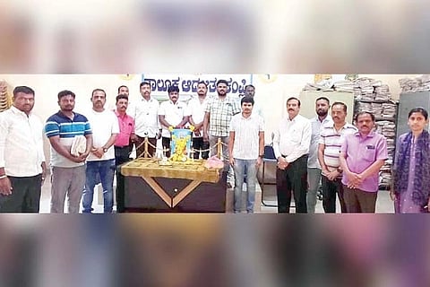 ಕಂಪ್ಲಿ ತಹಸಿಲ್ ಕಚೇರಿ ಸಭಾಂಗಣದಲ್ಲಿ ಹಮ್ಮಿಕೊಂಡಿದ್ದ ಅಗ್ನಿ ಬನ್ನಿರಾಯಸ್ವಾಮಿ ಜಯಂತಿ ಆಚರಿಸಲಾಯಿತು. ತಹಸೀಲ್ದಾರ್ ಜೂಗಲ ಮಂಜುನಾಯಕ, ಶಿರಸ್ತೇದಾರರಾದ ಜಿ.ಪಂಪಾಪತಿ, ಎಸ್.ಡಿ.ರಮೇಶ, ಸಿಬ್ಬಂದಿ ಮಾಲತೇಶ ದೇಶಪಾಂಡೆ, ಲಕ್ಷ್ಮಣನಾಯ್ಕ, ಎಚ್.ವಿ.ಮಂಜುನಾಥ, ಜಿಲಾನ್ ಇದ್ದರು.