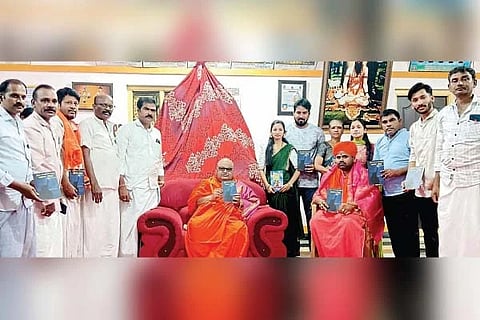 ಎಮ್ಮಿಗನೂರಿನ ಹಂಪಿಸಾವಿರದೇವರ ಮಠದಲ್ಲಿ ಲೇಖಕಿ ಬೇರ್ಗಿ ಜಯಶ್ರೀ ಅವರ ‘ಮುಗಿಲ ನಕ್ಷತ್ರ’ ಕವನ ಸಂಕಲನವನ್ನು  ಶ್ರೀ ವಾಮದೇವ ಶಿವಾಚಾರ್ಯ ಸ್ವಾಮೀಜಿ ಬಿಡುಗಡೆಗೊಳಿಸಿದರು. ಎಚ್.ವೀರಾಪುರದ ಜಡೇಶ ತಾತ, ಪ್ರಮುಖರಾದ ಶಿವೇಗೌಡ ರಾಮಪ್ಪ, ಬೇರ್ಗಿ ಜಯಶ್ರೀ, ಮಹಾಂತೇಶ್ ಇತರರಿದ್ದರು.
