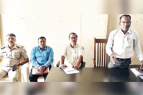 ಕಂಪ್ಲಿಯಲ್ಲಿ ಬಾಲಕಾರ್ಮಿಕ ನಿಷೇಧ ಟಾಸ್ಕ್‌ಫೋರ್ಸ್ ಸಭೆಯಲ್ಲಿ ಬಾಲ ಕಾರ್ಮಿಕ ಇಲಾಖೆಯ ಯೋಜನಾ ನಿರ್ದೇಶಕ ಎ.ಮೌನೇಶ್ ಮಾತನಾಡಿದರು. ಅಧಿಕಾರಿಗಳಾದ ಜಿ.ಪಂಪಾಪತಿ, ಶಿವಶಂಕರ ತಳವಾರ, ಪಿಎಸ್‌ಐ ಅವಿನಾಶ್ ಕಾಂಬ್ಳೆ ಇದ್ದರು.
