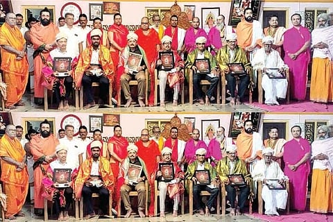 ಎಮ್ಮಿಗನೂರು ಹಂಪಿ ಸಾವಿರದೇವರಮಠದಲ್ಲಿ ವೈದ್ಯರನ್ನು ಗೌರವಿಸಲಾಯಿತು. ಪ್ರಮುಖರಾದ ಶ್ರೀ ವಾಮದೇವ ಶಿವಾಚಾರ್ಯರು, ಉಡೇದ್ ಬಸವರಾಜ, ಪ್ಯಾಟ್ಯಾಳ್ ಬಸವರಾಜ, ಬಜಾರ್ ಬಸವರಾಜ ಇತರರಿದ್ದರು.