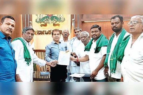 ಬಳ್ಳಾರಿಯಲ್ಲಿ ಅಪರ ಜಿಲ್ಲಾಧಿಕಾರಿ ಮಹ್ಮದ್ ಜುಬೇರ್‌ಗೆ ರಾಜ್ಯ ರೈತ ಸಂಘದ ಪದಾಧಿಕಾರಿಗಳು ಮನವಿ ಸಲ್ಲಿಸಿದರು. ಕಾರ್ಯಾಧ್ಯಕ್ಷ ಬಿ.ವಿ.ಗೌಡ, ತಾಲೂಕು ಅಧ್ಯಕ್ಷ ವಿ.ವೀರೇಶ್, ರೈತರಾದ ಸೂಗಪ್ಪ, ಬೇರ‌್ಗಿ ಮಹೇಶಗೌಡ, ಜಡೆಪ್ಪ ಇತರರಿದ್ದರು.