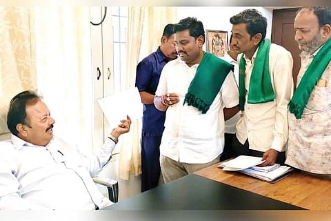 ಬೆಂಗಳೂರಿನಲ್ಲಿ ರಾಜ್ಯ ರೈತ ಸಂಘದ ಪದಾಧಿಕಾರಿಗಳು ಕೃಷಿ ಸಚಿವ ಚೆಲುವರಾಯಸ್ವಾಮಿಗೆ ಮನವಿ ಸಲ್ಲಿಸಿದರು. ಸಂಘದ ಪದಾಧಿಕಾರಿಗಳಾದ ಬಿ.ವಿ.ಗೌಡ, ಮಲ್ಲನಗೌಡ ಪಾಟೀಲ್, ಬಸವರಾಜ ಗೋಡಿಹಾಳ್, ವಿ.ವೀರೇಶ ಇತರರಿದ್ದರು.
