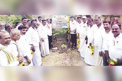  ಕಣವಿ ತಿಮ್ಮಲಾಪುರ ಸರ್ಕಾರಿ ಹಿರಿಯ ಪ್ರಾಥಮಿಕ ಶಾಲೆ ಆವರಣದಲ್ಲಿ ಕೊಠಡಿ ನಿರ್ಮಾಣಕ್ಕೆ ತಾಲೂಕು ಗ್ಯಾರಂಟಿ ಅನುಷ್ಠಾನ ಸಮಿತಿ ಅಧ್ಯಕ್ಷ ಕೆ.ಶ್ರೀನಿವಾಸರಾವ್ ಚಾಲನೆ ನೀಡಿದರು. ಪ್ರಮುಖರಾದ ಎನ್.ವಿಶ್ವನಾಥ, ಪರಶುರಾಮ ಪವಾರ್, ಓರವಾಯಿ ತಿಮ್ಮಣ್ಣ, ನೇಣ್ಕಿ ಗಿರೀಶ್ ಇತರರಿದ್ದರು.