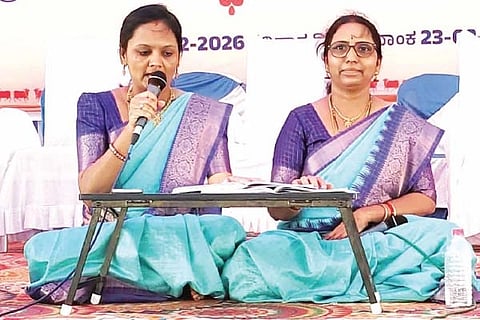 ದೇವಸಮುದ್ರ ಕ್ರಾಸ್ ಗೋಶಾಲೆ ಆವರಣದಲ್ಲಿ ಗೋಮಾತೆಯ ವೈಭವ ಕುರಿತು ವಿಜಯನಗರದ ಗಮಕ ಕಲಾ ಪರಿಷತ್ ಅಧ್ಯಕ್ಷೆ ಪಲ್ಲವಿ ಆರ್.ಭಟ್ ಗಮಕ ಹಾಗೂ ಉಪಾಧ್ಯಕ್ಷೆ ವಿದ್ಯಾಶ್ರೀ ಸಿದ್ಧೇಶ ವ್ಯಾಖ್ಯಾನ ಪ್ರಸ್ತುತಪಡಿಸಿದರು.