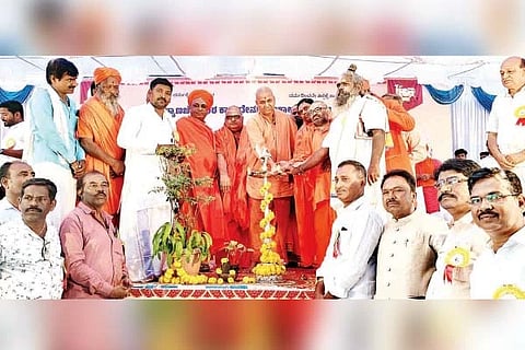ದೇವಸಮುದ್ರ ಕ್ರಾಸ್‌ನಲ್ಲಿ ಗೋಶಾಲೆಯನ್ನು ಕನ್ನೇರಿಮಠದ ಅದೃಶ್ಯ ಕಾಡಸಿದ್ದೇಶ್ವರ ಮಹಾಸ್ವಾಮೀಜಿ ಉದ್ಘಾಟಿಸಿದರು. ಪ್ರಮುಖರಾದ ಕೆ.ಎಂ.ಚನ್ನಮಲ್ಲಯ್ಯಶಾಸ್ತ್ರಿ, ಕೆ.ಎಂ.ಬಸವರಾಜಶಾಸ್ತ್ರಿ, ವಾಮದೇವ ಶಿವಾಚಾರ್ಯರು, ಎಂ.ಸುಧೀರ್, ಗೊಗ್ಗಚನ್ನಬಸವರಾಜ, ಎನ್.ಎಂ.ಪತ್ರಯ್ಯಸ್ವಾಮಿ ಇತರರಿದ್ದರು.