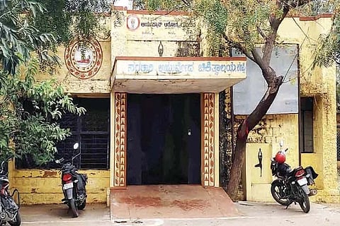 ಕಂಪ್ಲಿ ಸರ್ಕಾರಿ ಆಯುರ್ವೇದ ಚಿಕಿತ್ಸಾಲಯದ ಹೊರನೋಟ. 