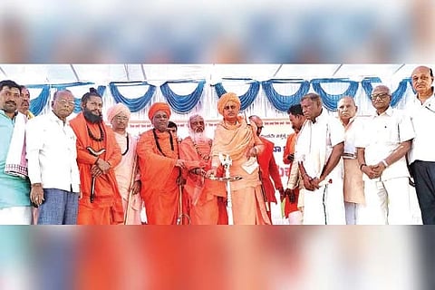 ಕಂಪ್ಲಿಯಲ್ಲಿ ಕಲ್ಯಾಣಚೌಕಿಮಠ ಕಾಮಧೇನು ಗೋಶಾಲಾ ಸೇವಾ ಟ್ರಸ್ಟ್ ಹಮ್ಮಿಕೊಂಡಿದ್ದ ಧರ್ಮಜಾಗೃತಿ ಕಾರ್ಯಕ್ರಮವನ್ನು ಹೆಬ್ಬಾಳ ನಾಗಭೂಷಣ ಶಿವಾಚಾರ್ಯರು ಉದ್ಘಾಟಿಸಿದರು. ವಿಶ್ವಾರಾಧ್ಯ ಶಿವಾಚಾರ್ಯರು, ಅಭಿನವ ಸಿದ್ಧಲಿಂಗ ಶಿವಾಚಾರ್ಯರು, ಸುಳೇಕಲ್ ಬೃಹನ್ಮಠದ ಪದ್ಮಕ್ಷಯ್ಯ, ಎಂ.ಎಸ್.ಶಶಿಧರಶಾಸ್ತ್ರಿ, ಕೆ.ಎಂ.ಚನ್ನಮಲ್ಲಯ್ಯಶಾಸ್ತ್ರಿ, ಗೊಗ್ಗ ಚನ್ನಬಸವರಾಜ ಇತರರಿದ್ದರು.