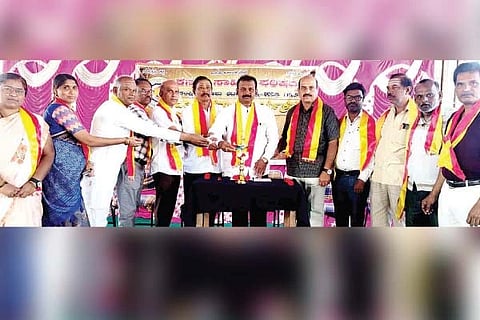 ಕಂಪ್ಲಿಯಲ್ಲಿ ಆಯೋಜಿಸಿದ್ದ ಕಸಾಪ ದತ್ತಿ ಕಾರ್ಯಕ್ರಮವನ್ನು ವೀರಶೈವ ಸಂಘದ ತಾಲೂಕು ಅಧ್ಯಕ್ಷ ಎಸ್.ಎಂ.ನಾಗರಾಜ ಉದ್ಘಾಟಿಸಿದರು. ಪ್ರಮುಖರಾದ ಷಣ್ಮುಖಪ್ಪ ಚಿತ್ರಗಾರ, ಬಸವರಾಜ ನಾಯಕ, ಸಂಗೀತಾ, ಕೆ.ಎಂ.ವಾಗೀಶ ಪಂಡಿತಾರಾಧ್ಯ, ವಿ.ವಿದ್ಯಾಧರ ಇತರರಿದ್ದರು.