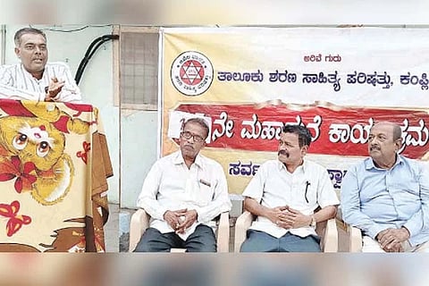 ಕಂಪ್ಲಿಯಲ್ಲಿ ಆಯೋಜಿಸಿದ್ದ ಮಹಾಮನೆ ಕಾರ್ಯಕ್ರಮದಲ್ಲಿ ಇಟಗಿ ಸರ್ಕಾರಿ ಹಿರಿಯ ಪ್ರಾಥಮಿಕ ಶಾಲೆ ಮುಖ್ಯಶಿಕ್ಷಕ ಚಂದ್ರಯ್ಯ ಸೊಪ್ಪಿಮಠ ಮಾತನಾಡಿದರು. ಪ್ರಮುಖರಾದ ಜಿ.ಪ್ರಕಾಶ, ಬಿ.ಎಚ್.ಎಂ.ಚಂದ್ರಮಹೇಶಶಾಸ್ತ್ರಿ, ಕೆ.ಚಂದ್ರಶೇಖರ ಇತರರಿದ್ದರು.