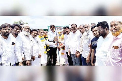 ಕಂಪ್ಲಿ ಪ್ರಜಾಸೌಧ ಬಳಿ ಮೌಲಾನಾ ಆಜಾದ್ ಶಾಲಾ ಕಟ್ಟಡ ನಿರ್ಮಾಣಕ್ಕೆ ಶಾಸಕ ಜೆ.ಎನ್.ಗಣೇಶ್ ಭಾನುವಾರ ಭೂಮಿಪೂಜೆ ನೆರವೇರಿಸಿದರು. ಪ್ರಮುಖರಾದ ಸೈಯ್ಯದ್ ಷಾಹ್ ಅಬುಲ್‌ಹಸನ್‌ಖಾದ್ರಿ, ಸೈಯ್ಯದ್ ಷಾಹ್ ಡಾ.ನೂರ್‌ಅಹ್ಮದ್‌ಖಾದ್ರಿ, ಸೈಯ್ಯದ್ ಷಾಹ್ ಖರೀಮುಲ್ಲಾಖಾದ್ರಿ, ಕೆ.ಶ್ರೀನಿವಾಸರಾವ್, ಹಬೀಬ್‌ರೆಹಮಾನ್ ಇತರರಿದ್ದರು.