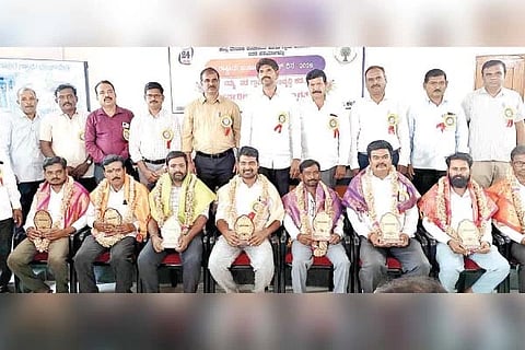 ಕಂಪ್ಲಿಯಲ್ಲಿ ರಾಷ್ಟ್ರೀಯ ಪಂಚಾಯತ್‌ರಾಜ್ ದಿನದ ಕಾರ್ಯಕ್ರಮದಲ್ಲಿ ಕರವಸೂಲಿಗಾರರನ್ನು ಗೌರವಿಸಲಾಯಿತು. ಶಾಸಕ ಜೆ.ಎನ್.ಗಣೇಶ್, ಗ್ಯಾರಂಟಿ ಯೋಜನೆ ಅನುಷ್ಠಾನ ಸಮಿತಿ ತಾಲೂಕು ಅಧ್ಯಕ್ಷ ಕೆ.ಶ್ರೀನಿವಾಸರಾವ್, ಜಿಪಂ ಉಪ ಕಾರ್ಯದರ್ಶಿ ಶಶಿಕಾಂತ ಶಿವಪೂರೆ, ಅಧಿಕಾರಿಗಳಾದ ಆರ್.ಕೆ.ಶ್ರೀಕುಮಾರ್, ಕೆ.ಎಸ್.ಮಲ್ಲನಗೌಡ ಇತರರಿದ್ದರು.