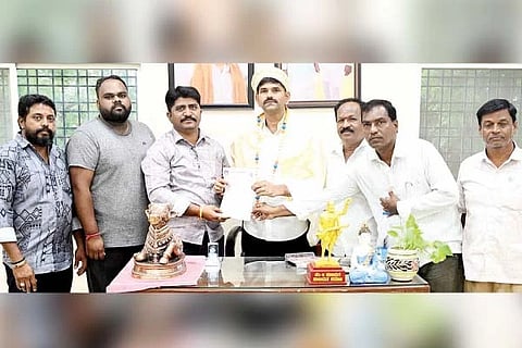ಕಂಪ್ಲಿ ಶಾಸಕ ಜೆ.ಎನ್.ಗಣೇಶ್‌ಗೆ ರಜಪೂತ ಸಮಾಜದವರು ಮನವಿ ಸಲ್ಲಿಸಿದರು. ಪ್ರಮುಖರಾದ ಕೆ.ಇಂದ್ರಜಿತ್‌ಸಿಂಗ್, ಲಕ್ಷ್ಮಣಸಿಂಗ್, ಜಮನ್‌ಸಿಂಗ್, ಗೋವರ್ಧನ್‌ಸಿಂಗ್ ಇತರರಿದ್ದರು.
