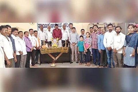 ಕಂಪ್ಲಿ ತಹಸಿಲ್ ಕಚೇರಿ ಸಭಾಂಗಣದಲ್ಲಿ ಸವಿತಾ ಮಹರ್ಷಿ ಜಯಂತ್ಯುತ್ಸವ ಆಚರಿಸಲಾಯಿತು. ತಹಸೀಲ್ದಾರ್ ಜೂಗಲ ಮಂಜುನಾಯಕ, ಪ್ರಮುಖರಾದ ಎ.ಹನುಮಂತ, ಪಿ.ಪಾಂಡುರಂಗ, ಎಚ್.ಈರಣ್ಣ, ಜಿ.ಪಂಪಾಪತಿ, ಎಸ್.ಡಿ.ರಮೇಶ ಇತರರಿದ್ದರು.