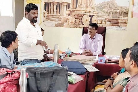 ದೇವಲಾಪುರ ಸರ್ಕಾರಿ ಪ್ರೌಢಶಾಲೆಯಲ್ಲಿ ಕಂಪ್ಲಿ ವಿಧಾನಸಭೆ ಕ್ಷೇತ್ರದ ಶಿಕ್ಷಣ ಸುಧಾರಣಾ ಸಮಿತಿ ಸದಸ್ಯ ಎಚ್.ಕುಮಾರಸ್ವಾಮಿ ಮಾತನಾಡಿದರು. ಮುಖ್ಯ ಶಿಕ್ಷಕರಾದ ಎಚ್.ಪಿ.ಸೋಮಶೇಖರ, ನಂದಕಿಶೋರ್, ಸಿಂಡಿಕೇಟ್ ಸದಸ್ಯ ಕೆ.ಶಿವಕುಮಾರ್, ಶಿಕ್ಷಕರಾದ ನಾಗರಾಜ, ಬಸವರಾಜ ಇತರರಿದ್ದರು.