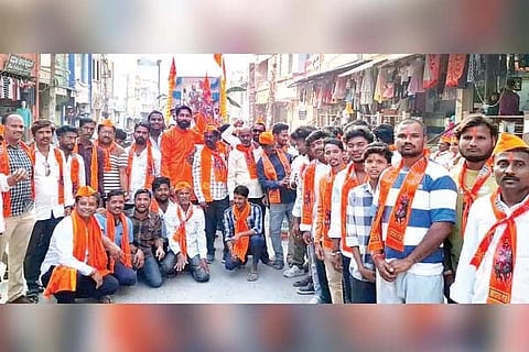 ಕಂಪ್ಲಿಯಲ್ಲಿ ಕರ್ನಾಟಕ ಮರಾಠ ಕ್ಷತ್ರಿಯ ಸಮಾಜದಿಂದ ಛತ್ರಪತಿ ಶಿವಾಜಿ ಮಹಾರಾಜರ ಭಾವಚಿತ್ರ ಮೆರವಣಿಗೆ ನಡೆಯಿತು. ಪ್ರಮುಖರಾದ ಆರೇರು ಗಣೇಶ ಮೌರ್ಯ, ರಮೇಶ ಸಿಂಧೆ, ಎಂ.ನಾರಾಯಣಸ್ವಾಮಿ, ಎನ್.ಎಂ.ಪತ್ರಯ್ಯಸ್ವಾಮಿ, ಜಂಗಾ ನಾಗರಾಜ ಇತರರಿದ್ದರು.