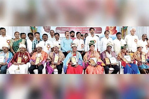 ಕಂಪ್ಲಿಯಲ್ಲಿ ಶಿಕ್ಷಕರ ದಿನಾಚರಣೆ ಕಾರ್ಯಕ್ರಮದಲ್ಲಿ ನಿವೃತ್ತ ಹಾಗೂ ಸಾಧಕ ಶಿಕ್ಷಕರನ್ನು ಸನ್ಮಾನಿಸಲಾಯಿತು. ಶಾಸಕ ಜೆ.ಎನ್.ಗಣೇಶ್, ಬಿಇಒ ಟಿ.ಎಂ.ಸಿದ್ಧಲಿಂಗಮೂರ್ತಿ, ಪ್ರಮುಖರಾದ ಹನುಮಂತಪ್ಪ, ಟಿ.ಎಂ.ಬಸವರಾಜ, ಮಂಜುನಾಥ, ಪಿ.ನಾಗೇಶ್ವರರಾವ್, ಉಗಾದಿ ಶಿವರಾಜ ಇತರರಿದ್ದರು.