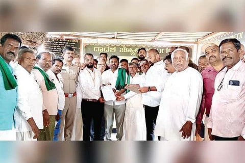 ಕಂಪ್ಲಿ ಪಿಡಬ್ಲುೃಡಿ ಎಇ ಆನಂದ್ ಪೆಮ್ಮಾರ್‌ಗೆ ಶ್ರೀ ವರಸಿದ್ಧಿ ವಿನಾಯಕ ದೇವಸ್ಥಾನ ಸಮಿತಿ ಹಾಗೂ ನೀರು ಬಳಕೆದಾರರ ಸಹಕಾರ ಸಂಘದ ಪದಾಧಿಕಾರಿಗಳು ಮನವಿ ಸಲ್ಲಿಸಿದರು. ಸಮಿತಿ ಮೇಲ್ವಿಚಾರಕ ಎಚ್.ಗವಿಸಿದ್ದಪ್ಪ, ರೈತ ಸಂಘದ ಜಿಲ್ಲಾಧ್ಯಕ್ಷ ಬಿ.ವಿ.ಗೌಡ, ಪ್ರಮುಖರಾದ ನಡವಿ ಮಲ್ಲಿಕಾರ್ಜುನ, ಪುಟ್ಟಿ ಸಚಿನ್, ಡಾ.ರಾಮು ಇತರರಿದ್ದರು.